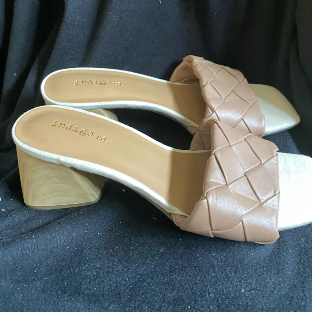 Indigo Road Woven Vegan Leather Textured Flared Block Heel Slip On Mule Size 7